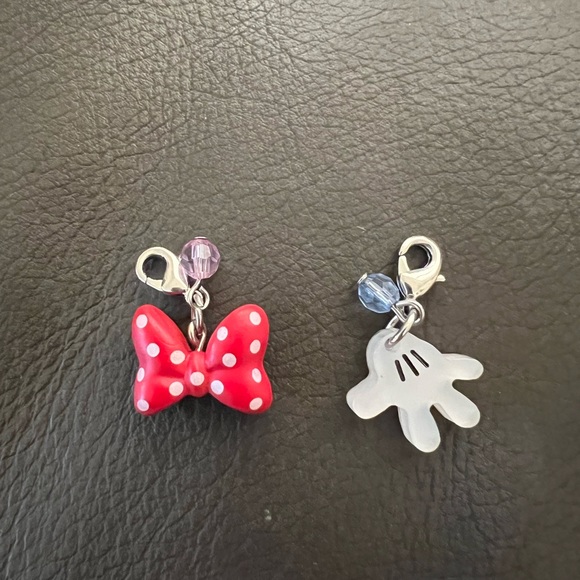Two Disney charms:Minnie’s bow & mickeys hand - Picture 1 of 2